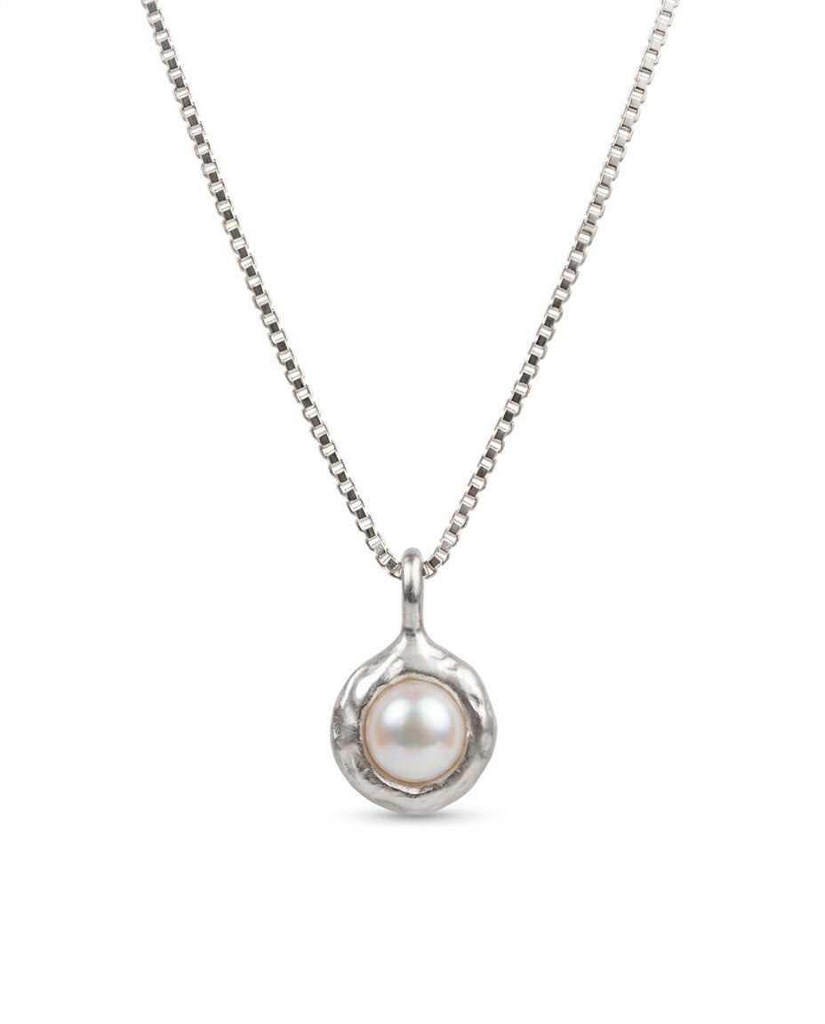 Atlas pearl necklace
